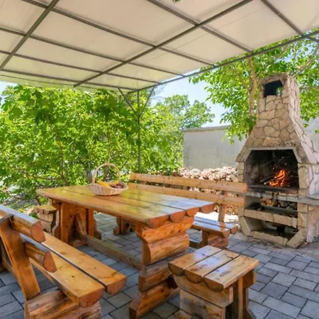 Beautiful Anatea With Pool In Makarska *