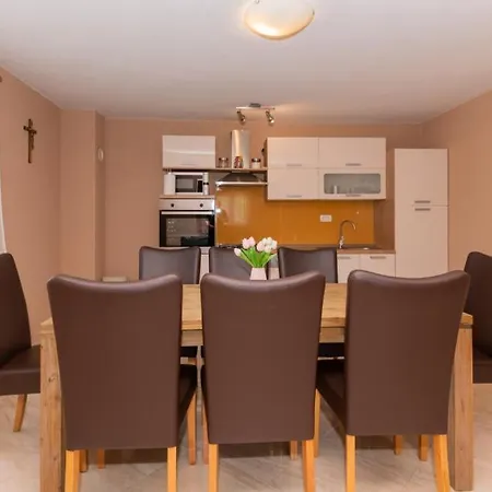 Beautiful Anatea With Pool In Makarska