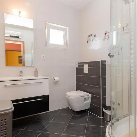 Beautiful Anatea With Pool In Makarska Cista Provo