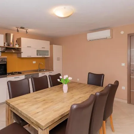 Beautiful Anatea With Pool In Makarska