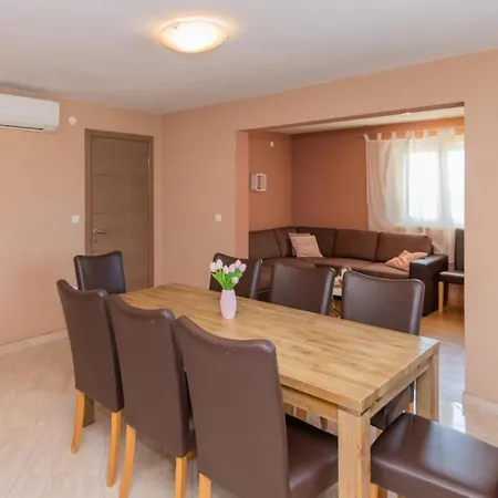 Beautiful Anatea With Pool In Makarska Cista Provo